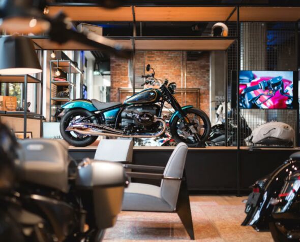 Das Areal der BMW MOTORRAD WELT beherbergt einen Showroom mit den aktuellen ­Highlight-Motorrädern der Marke sowie Klassikern und Concept-Bikes.